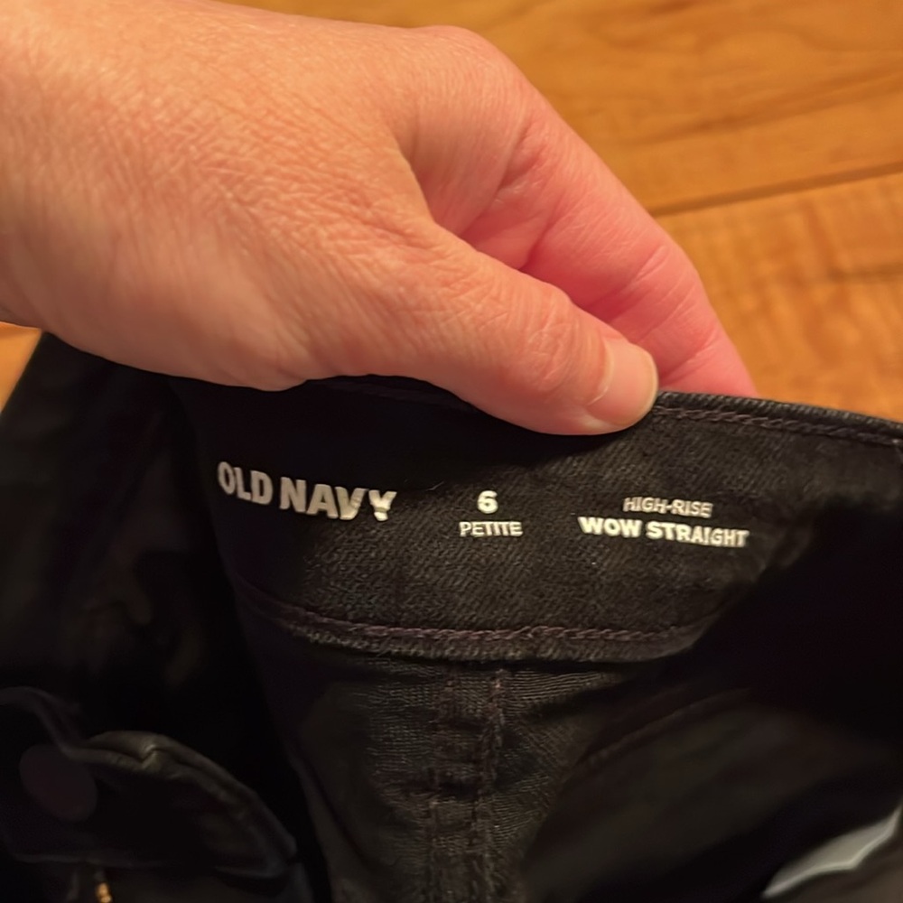 NWOT women’s black wow straight jeans from Old Navy size 6 petite - Picture 2 of 4